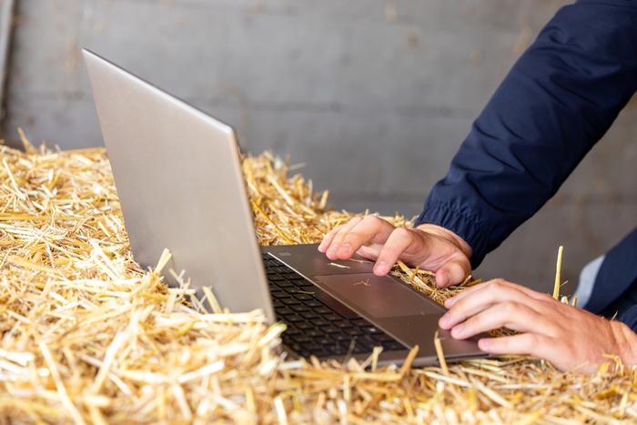 Laptop op een strobaal