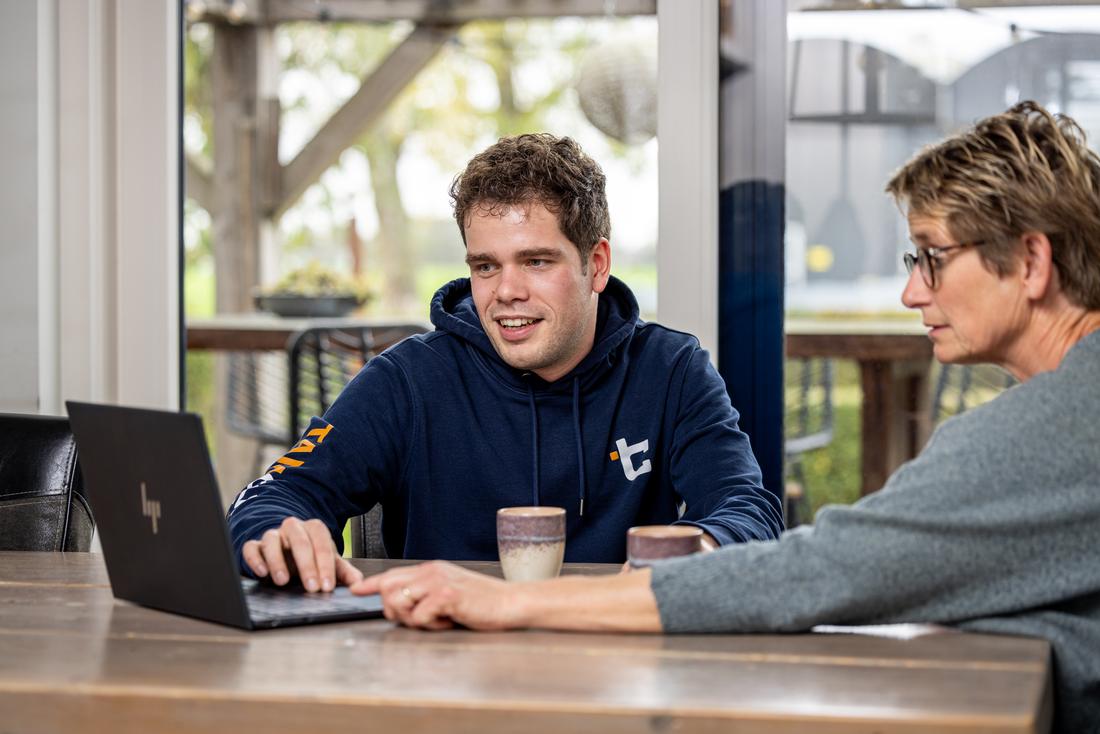 Medewerker van TamCom in gesprek met een klant