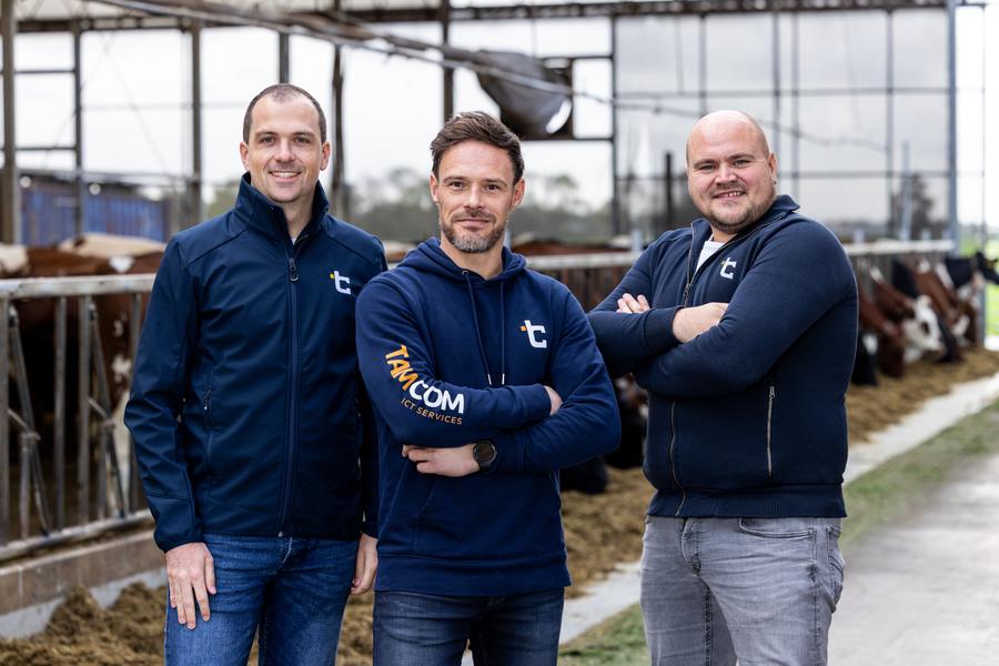 Drie collega's van TamCom in de stal